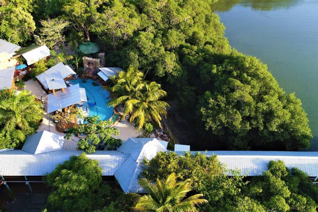 The Dock Resort Over Water Retreat West End Ngoại thất bức ảnh