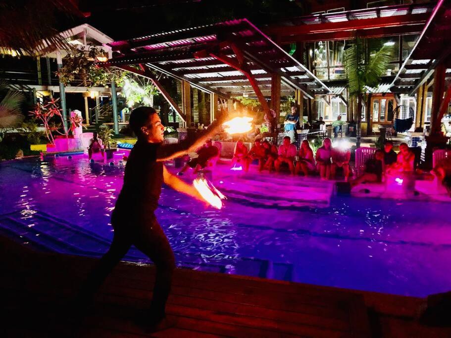 The Dock Resort Over Water Retreat West End Ngoại thất bức ảnh