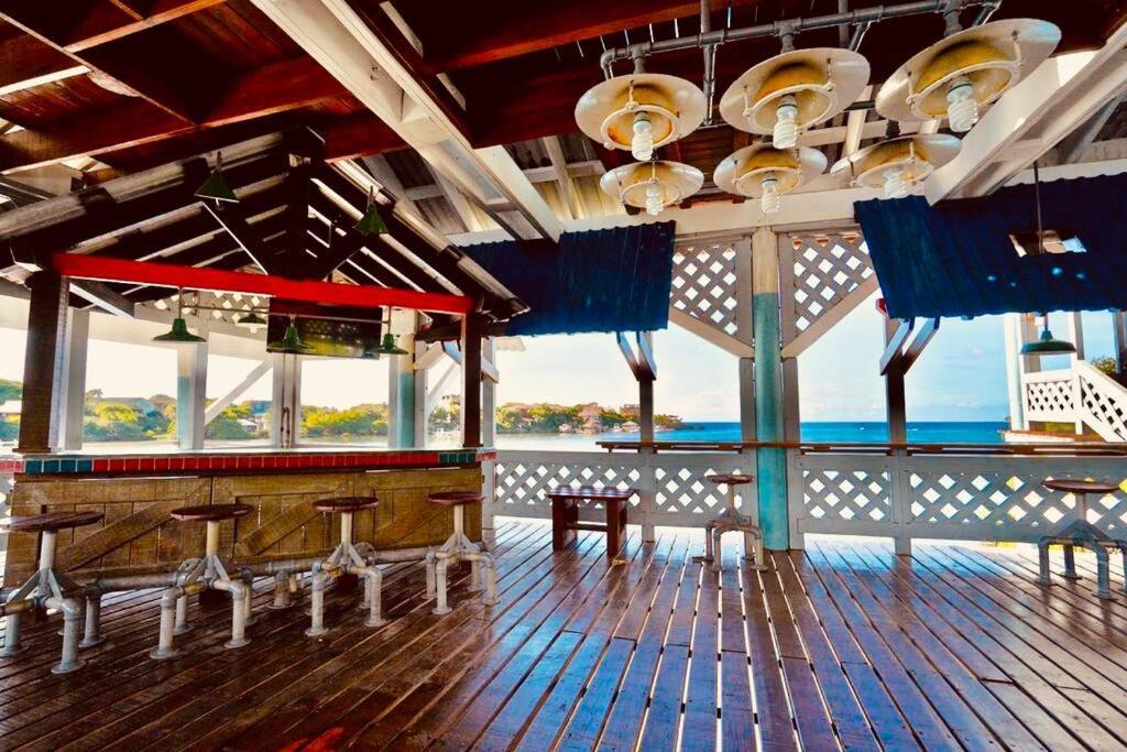 The Dock Resort Over Water Retreat West End Ngoại thất bức ảnh